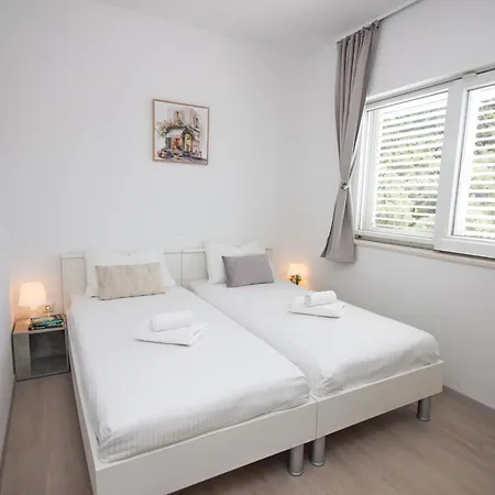 Daire Bogoje - Two Bedroom With Private Parking *