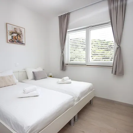 Bogoje - Two Bedroom With Private Parking Daire