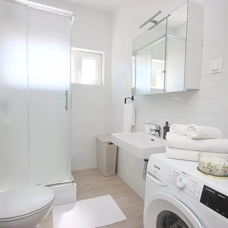 Bogoje - Two Bedroom With Private Parking Daire