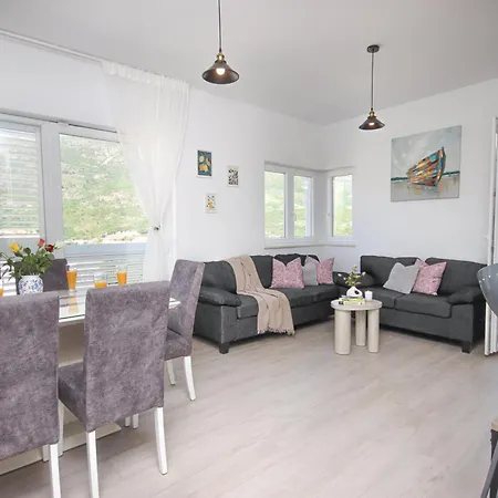 Daire Bogoje - Two Bedroom With Private Parking *