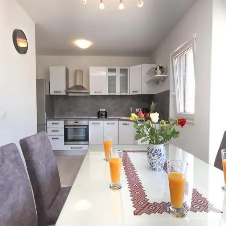 Bogoje - Two Bedroom With Private Parking *