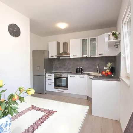 Bogoje - Two Bedroom With Private Parking Daire